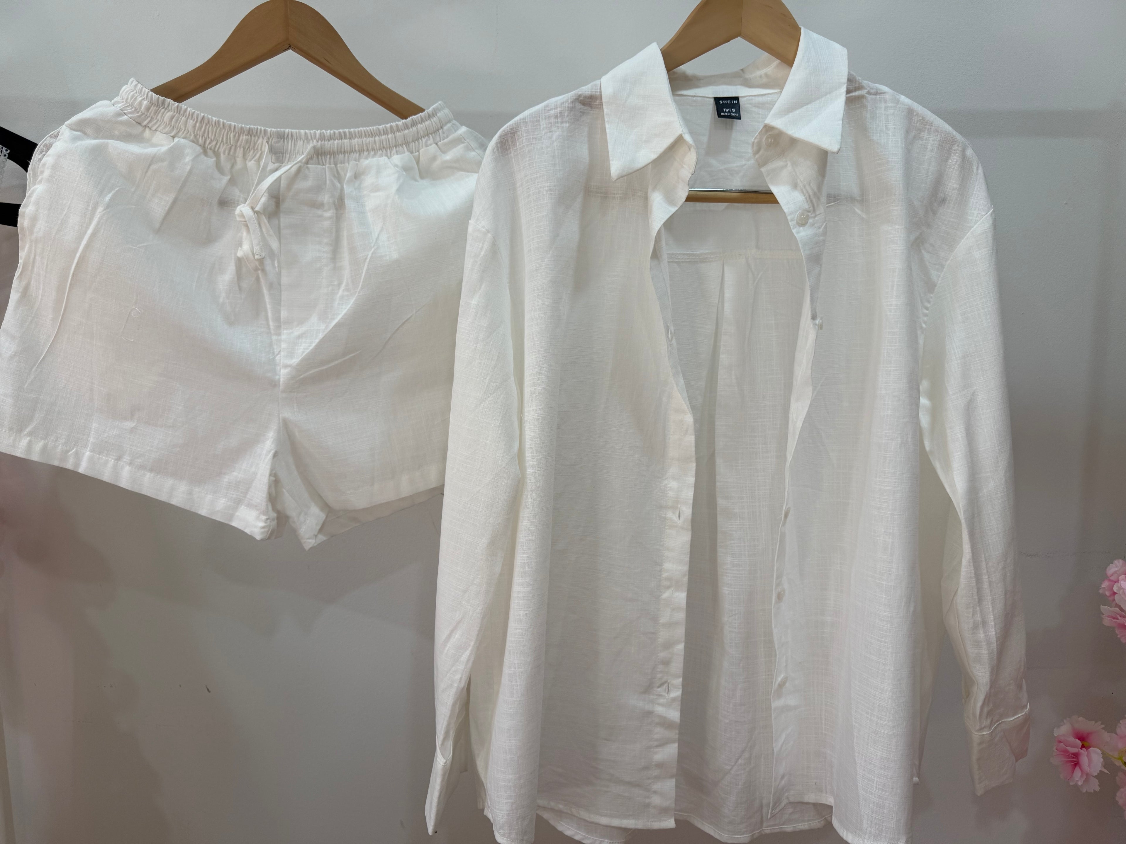 Conjunto Camisa Hombros Caídos y Short con Bolsillos en Blanco – 100% Algodón