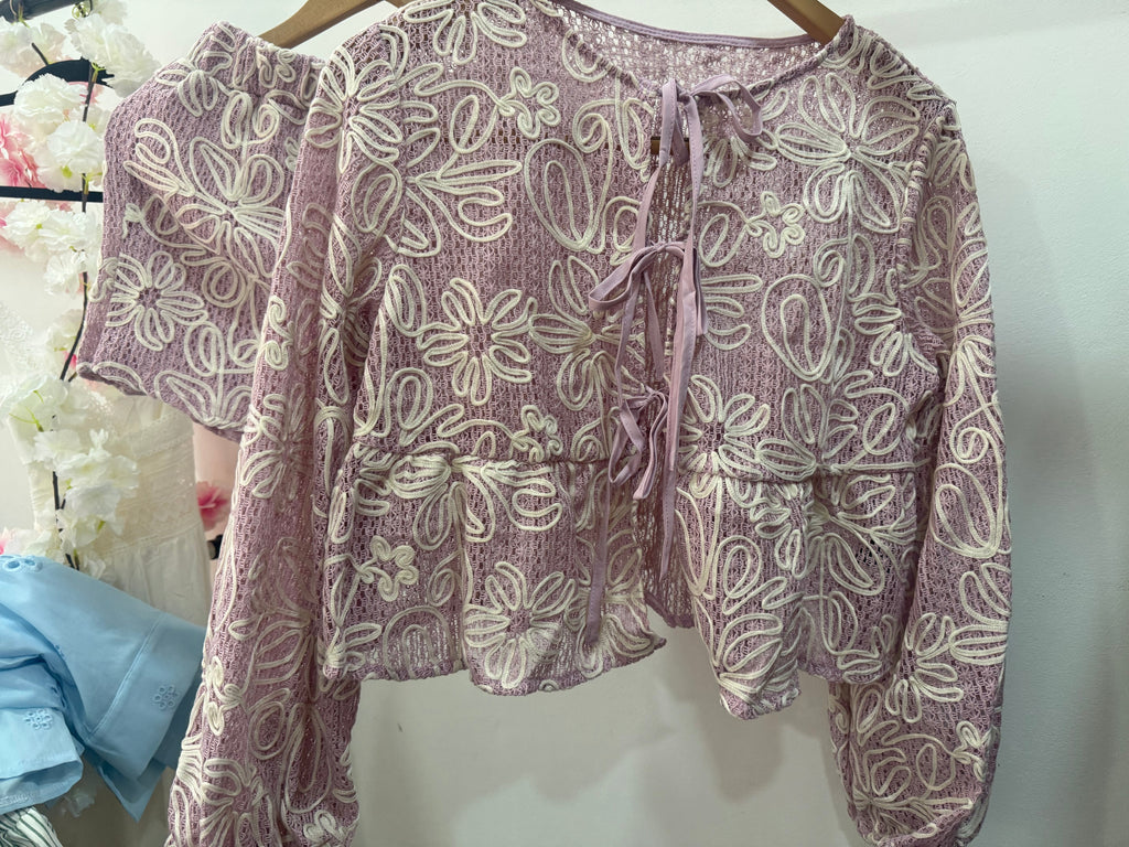Conjunto lila bordado floral - camisa y shorts en percha