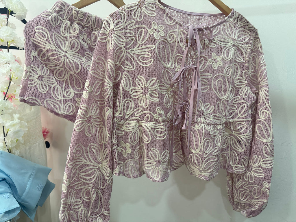 Conjunto lila bordado floral - detalle camisa en percha