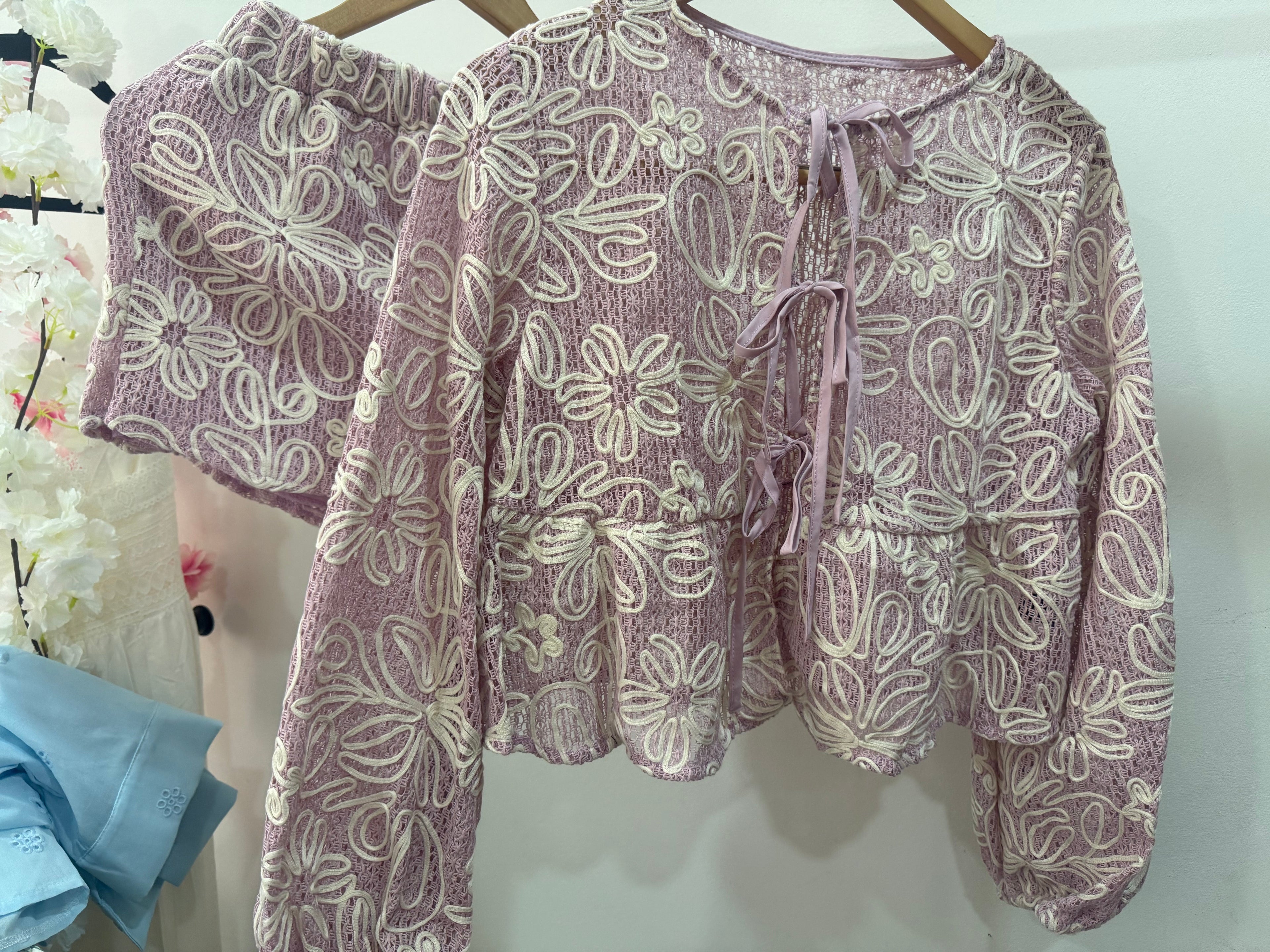 Conjunto lila bordado floral - detalle camisa en percha