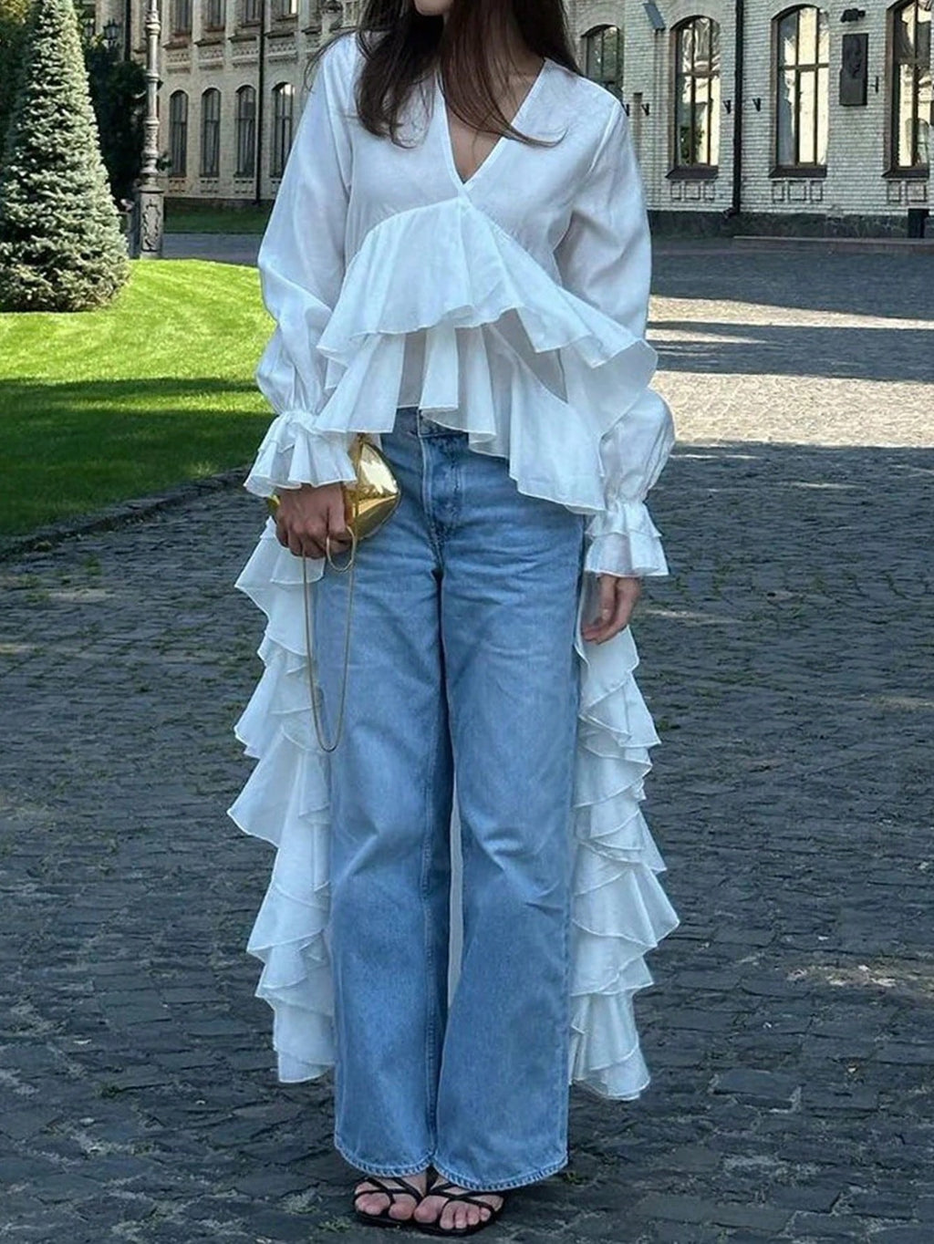 Blusa Blanca Holgada con Volantes Asimétricos – Manga Larga Cuello en V