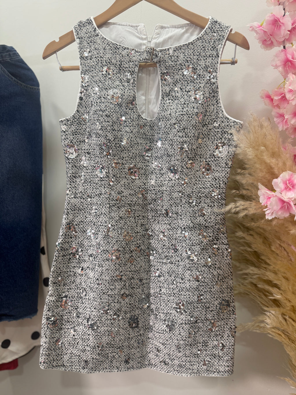 Aveloria Modichic Vestido Mini Tweed Gris con Lentejuelas 3D – Estilo Vintage Elegante