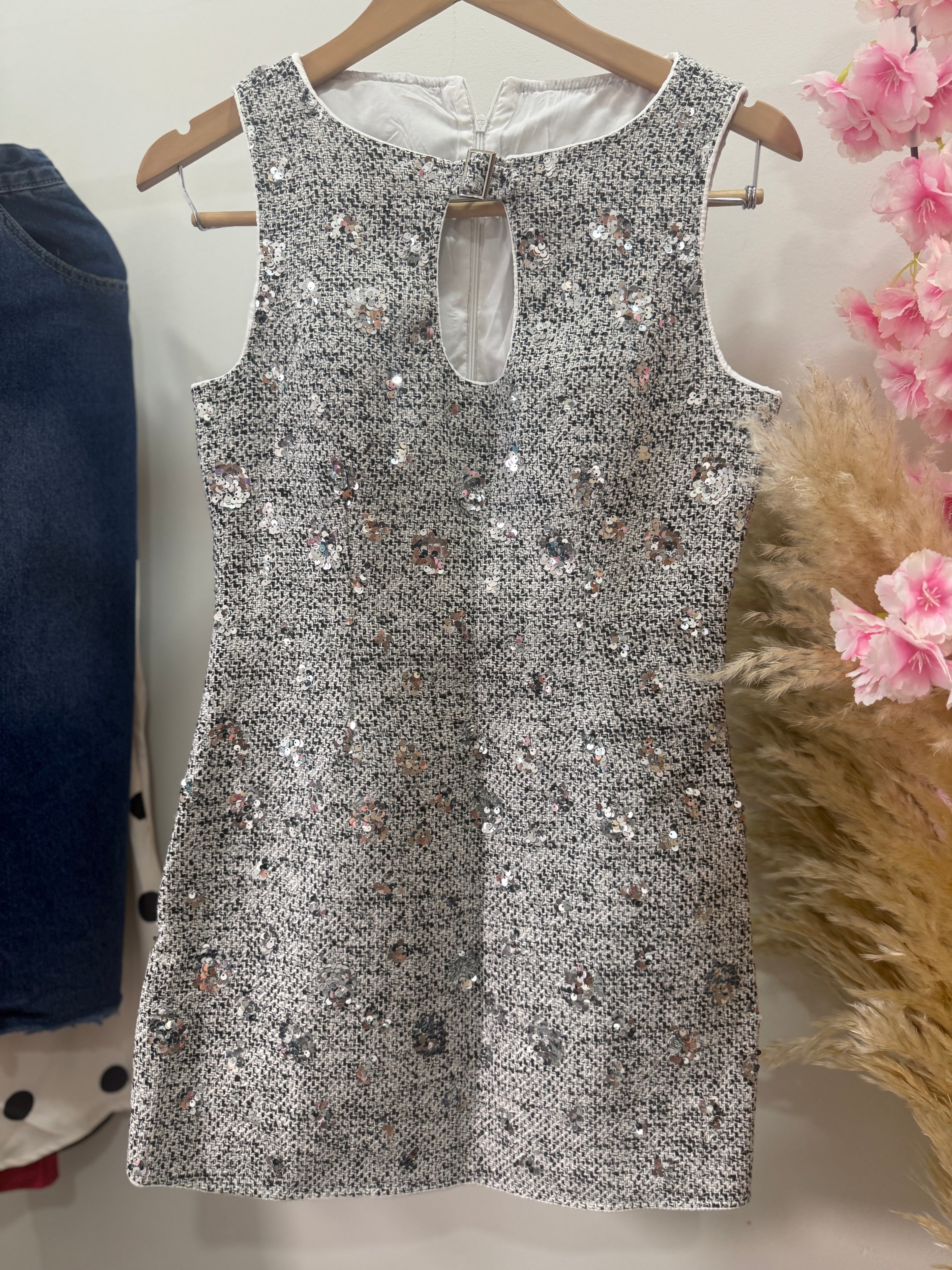 Aveloria Modichic Vestido Mini Tweed Gris con Lentejuelas 3D – Estilo Vintage Elegante