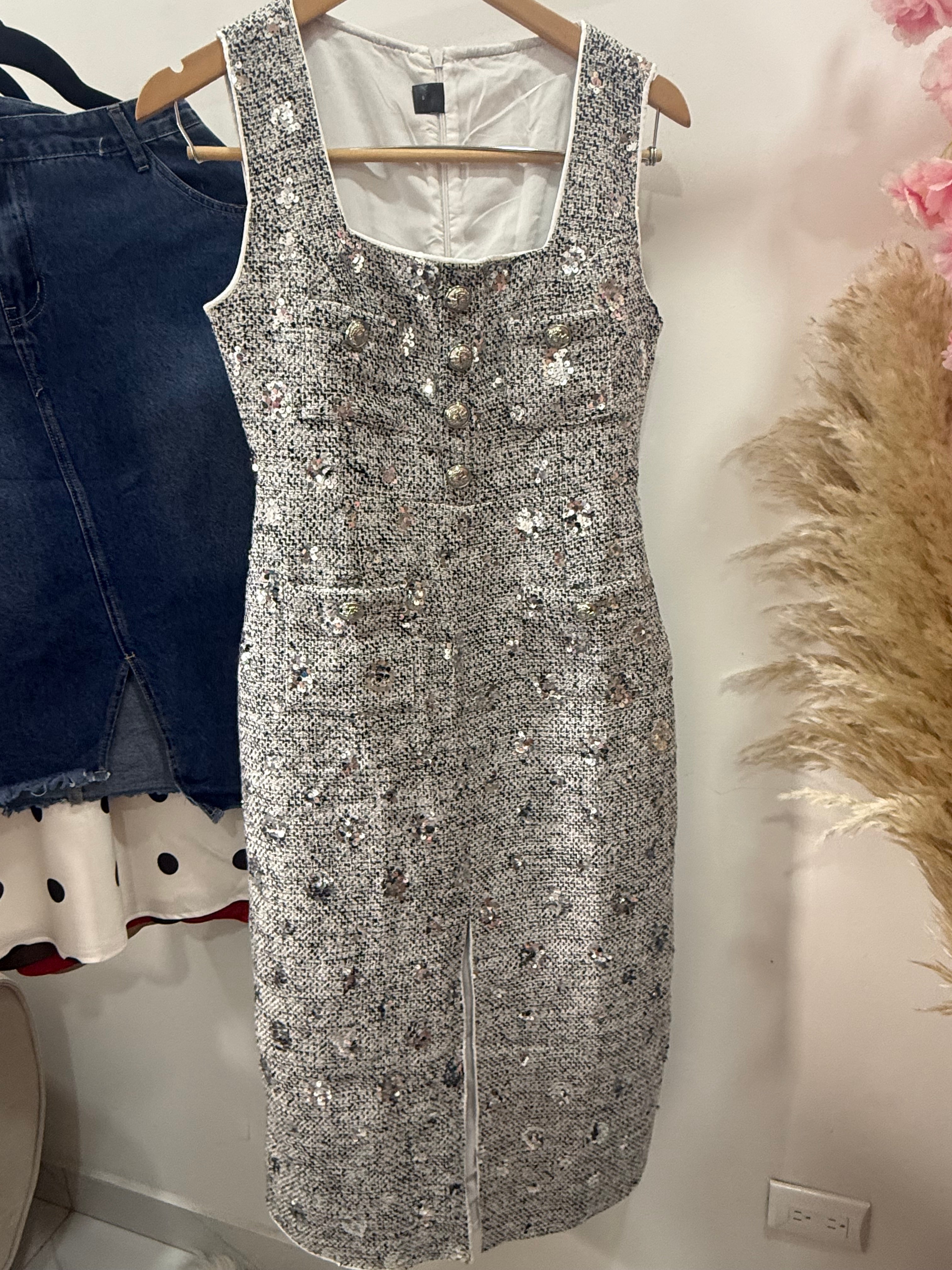 BELROSIE Vestido Tweed Gris con Lentejuelas y Botones Metálicos – Sin Mangas Elegante