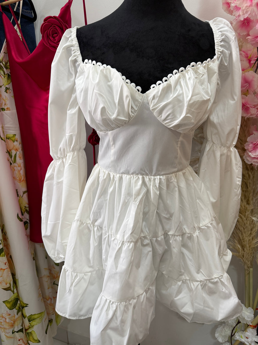 Vestido Blanco con Mangas Farol, Volantes y Sin Espalda