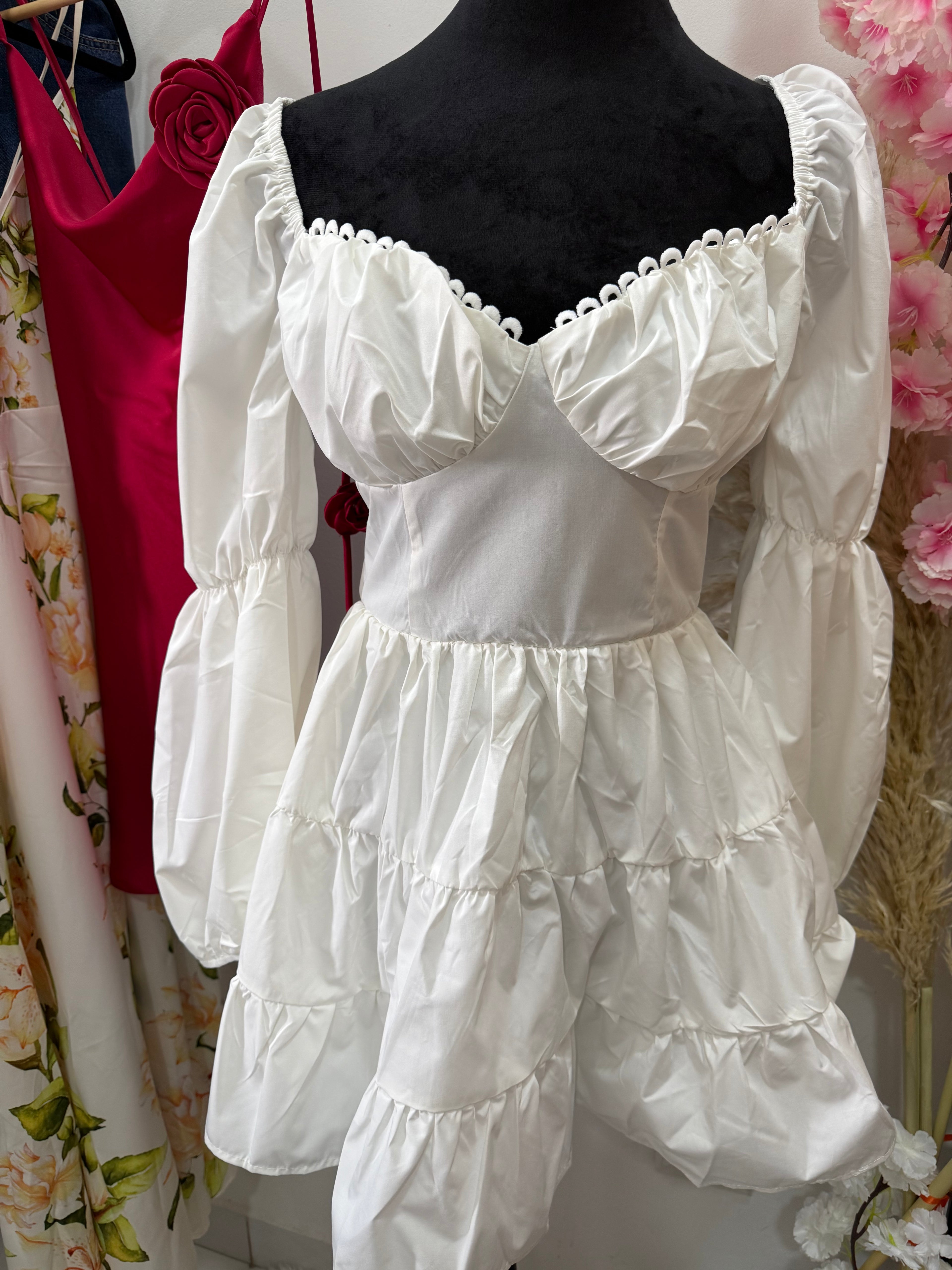 Vestido Blanco con Mangas Farol, Volantes y Sin Espalda