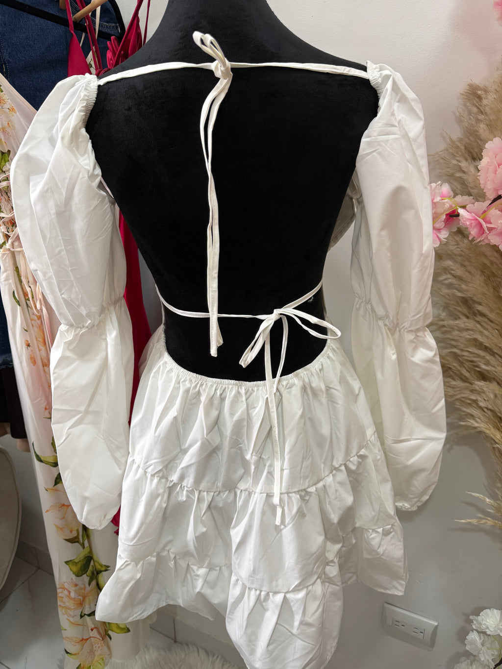 Vestido Blanco con Mangas Farol, Volantes y Sin Espalda