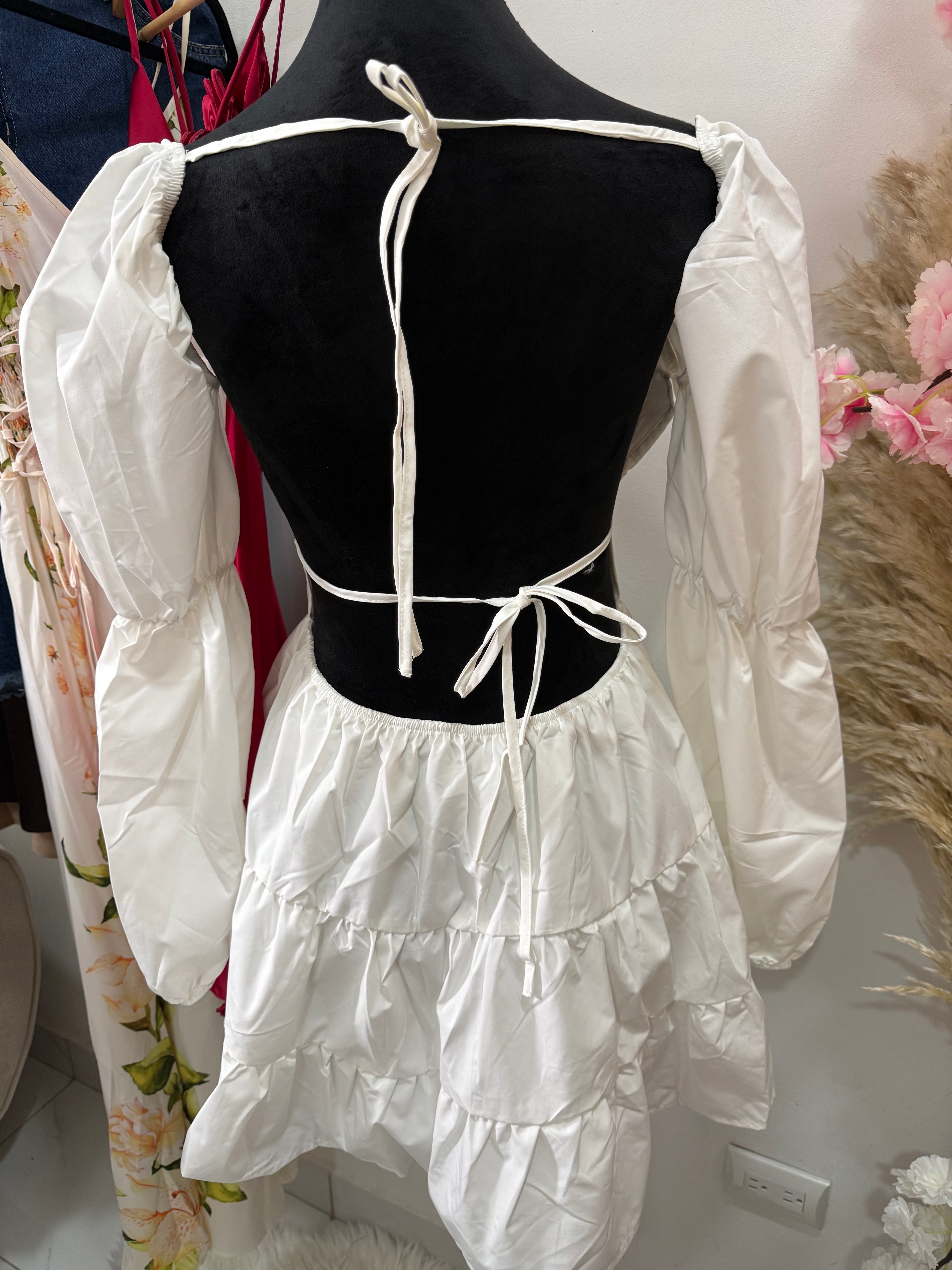 Vestido Blanco con Mangas Farol, Volantes y Sin Espalda