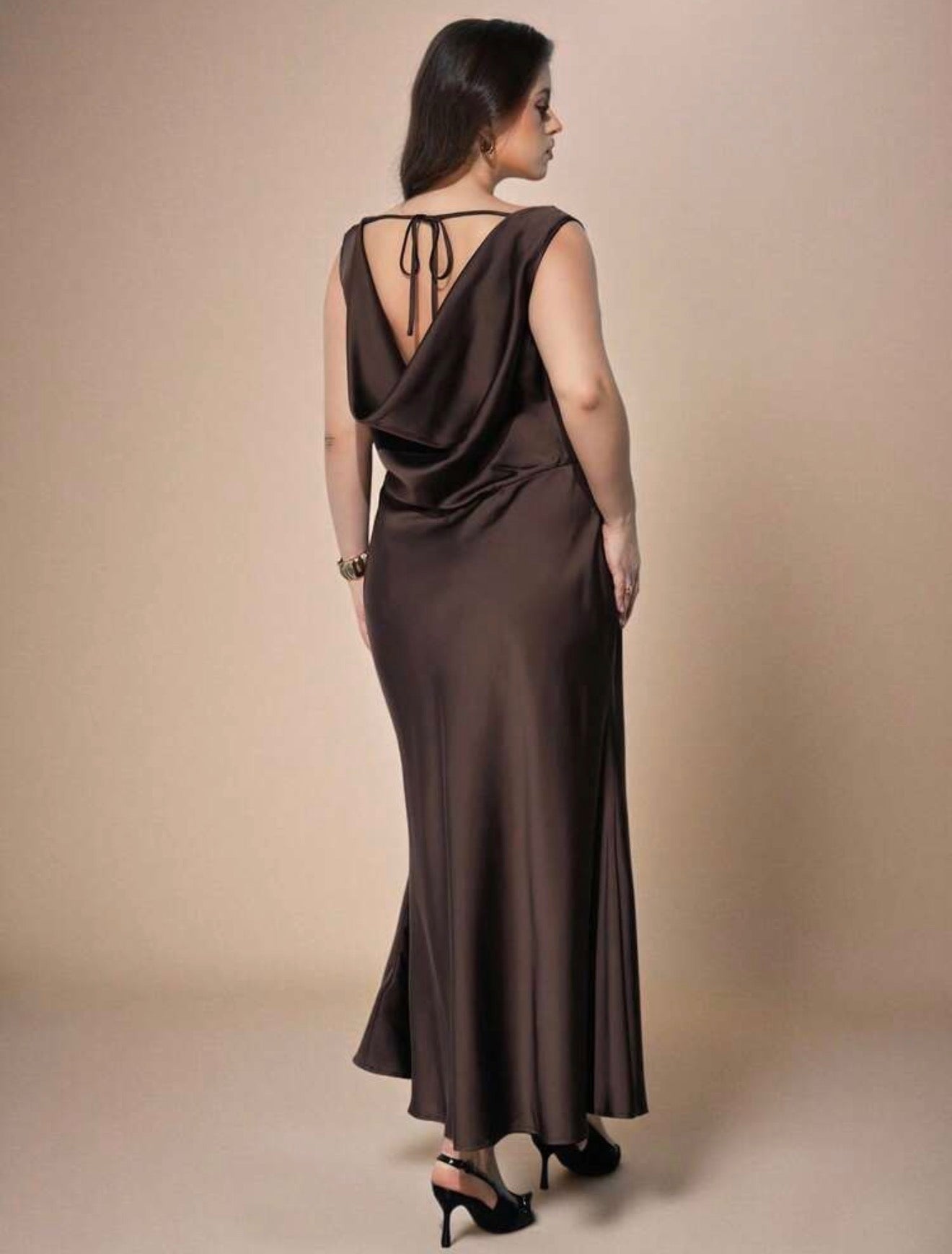 Maija Vestido Marrón Talla Grande – Satén Elegante Espalda Descubierta
