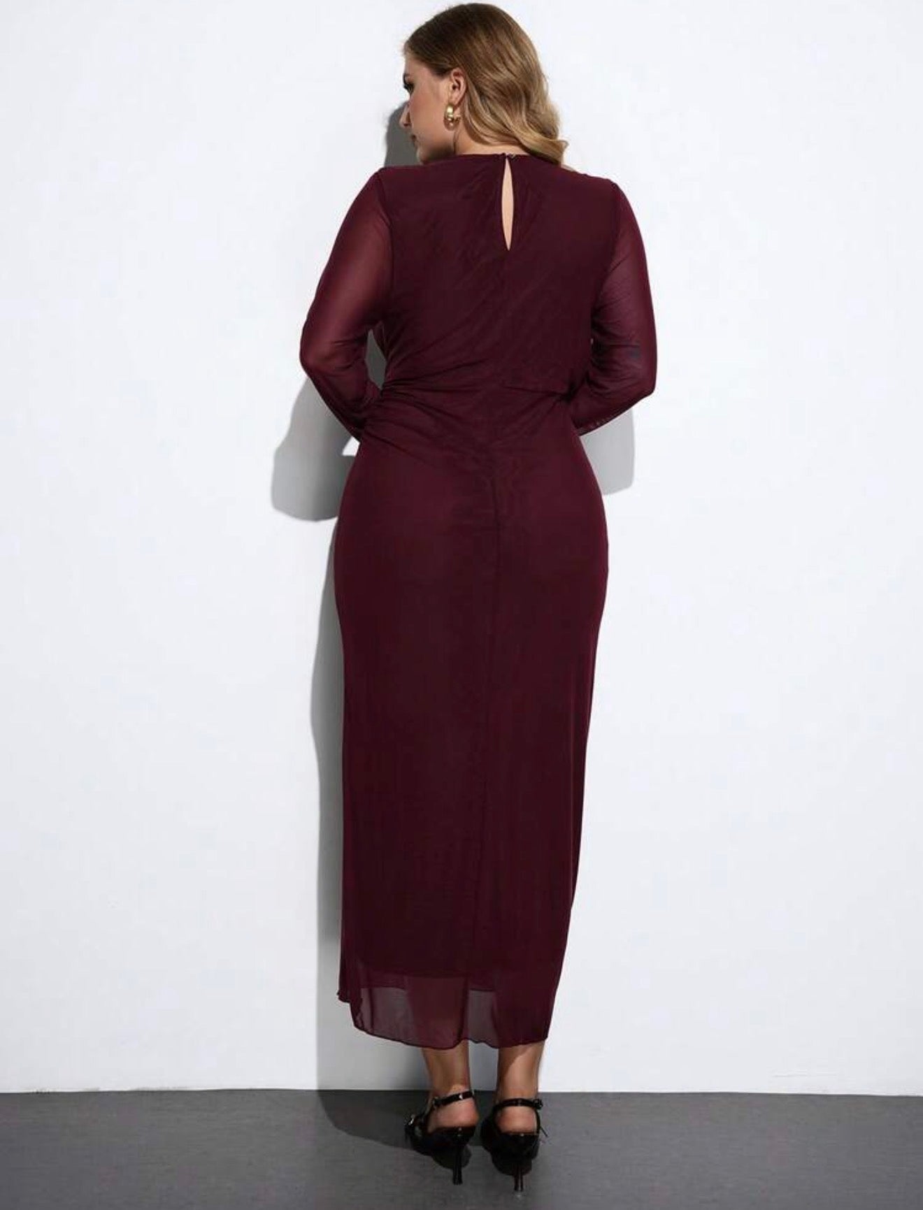 Maija | Vestido Vino Talla Grande – Manga Larga con Decoración Metálica