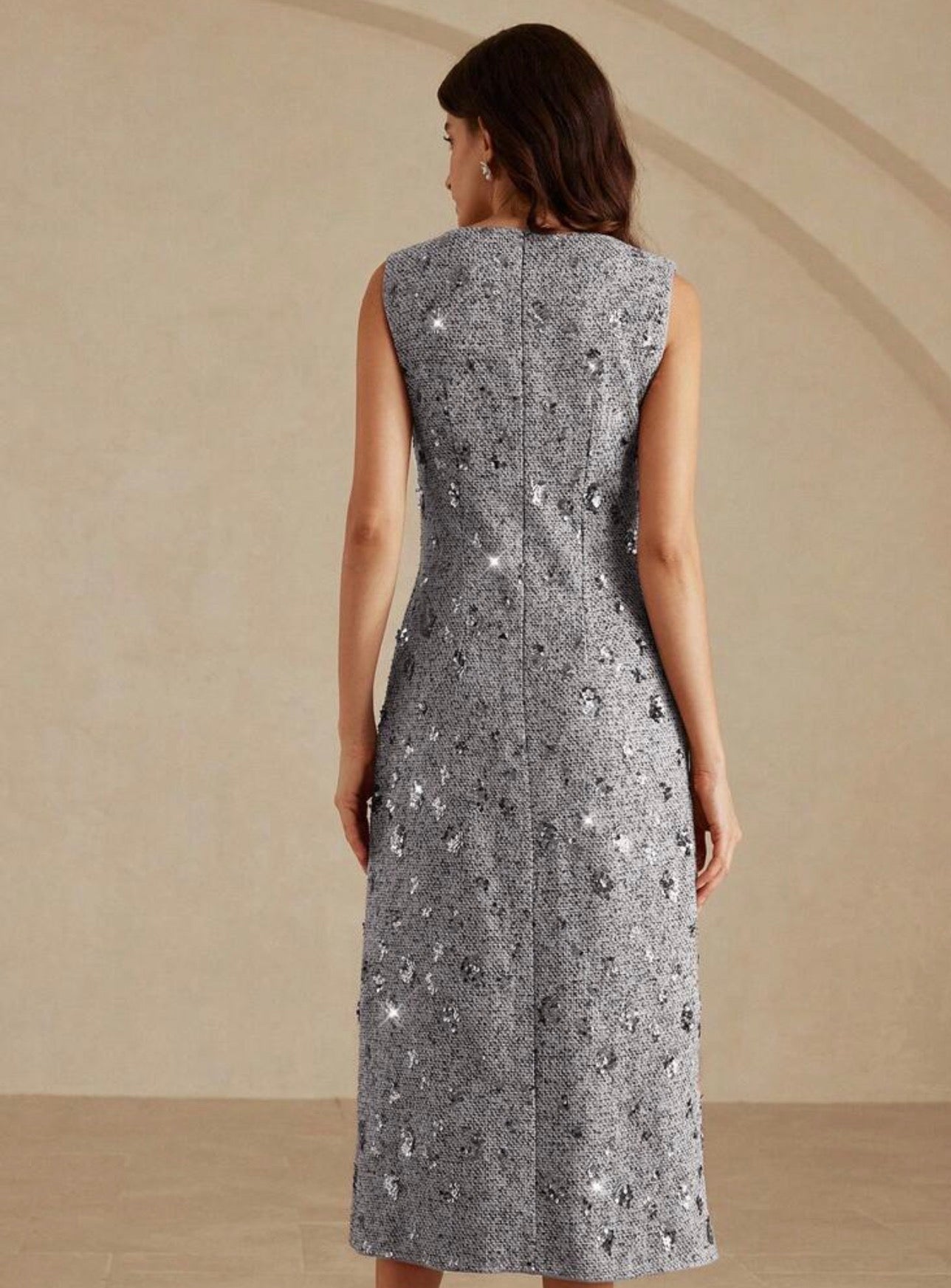 BELROSIE Vestido Tweed Gris con Lentejuelas y Botones Metálicos – Sin Mangas Elegante