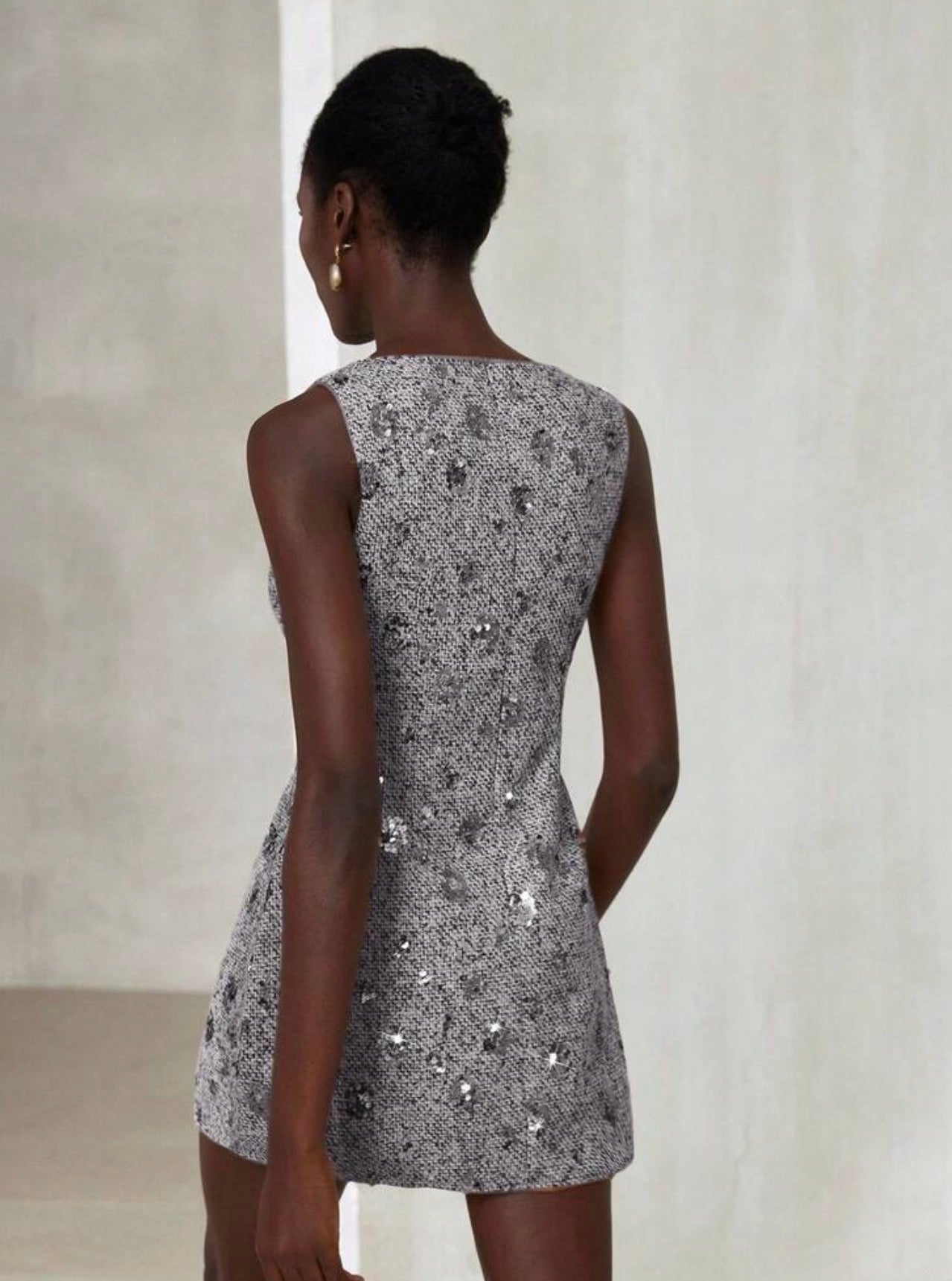 Aveloria Modichic Vestido Mini Tweed Gris con Lentejuelas 3D – Estilo Vintage Elegante