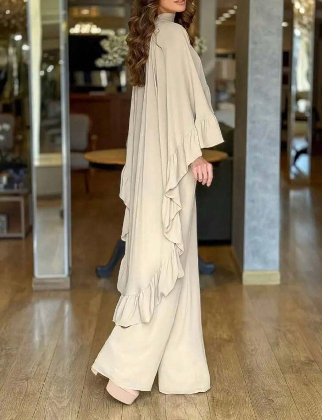 Conjunto Elegante 2 Piezas – Chal con Volantes y Pantalón Ancho Beige
