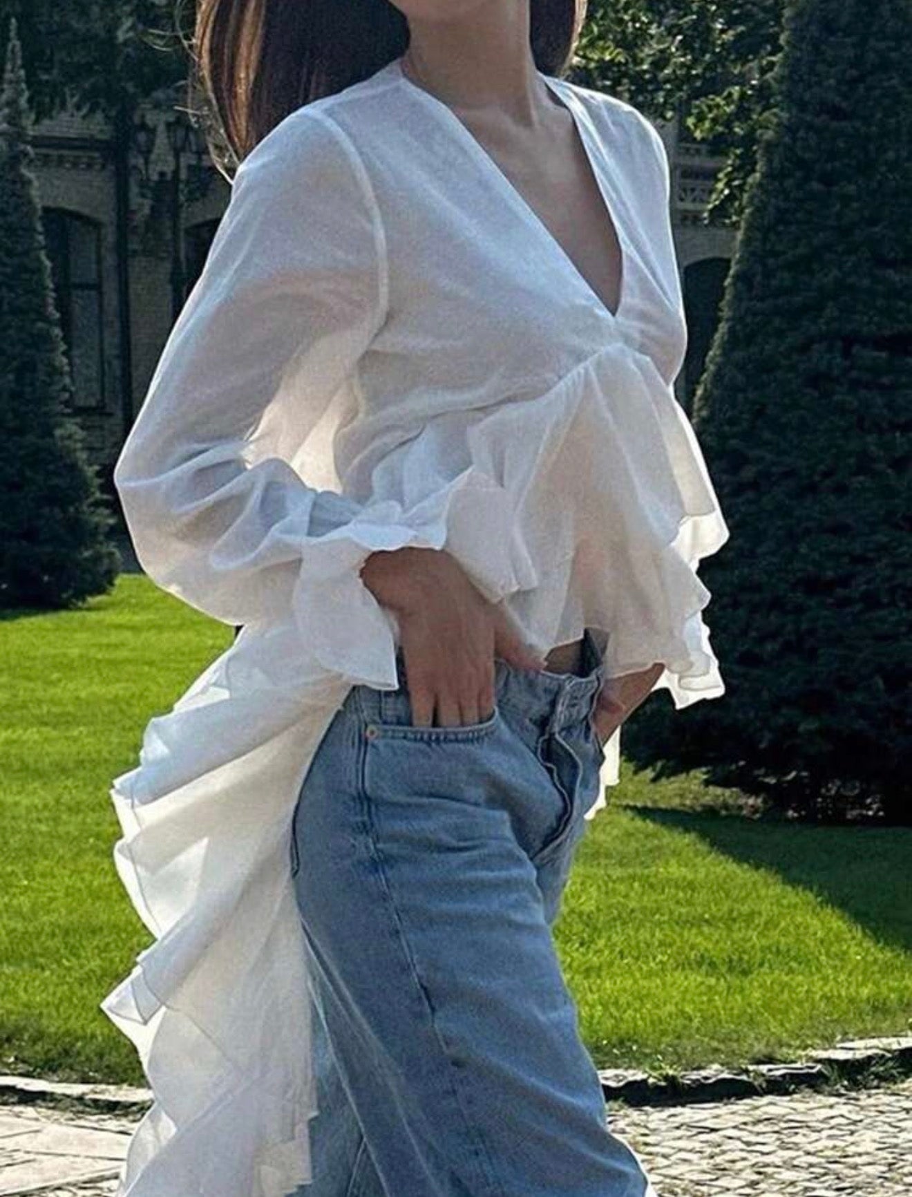 Blusa Blanca Holgada con Volantes Asimétricos – Manga Larga Cuello en V