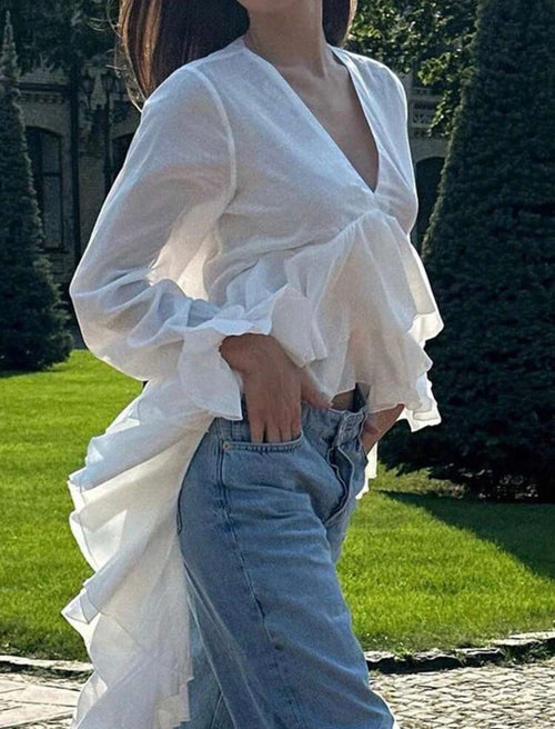 Blusa Blanca Holgada con Volantes Asimétricos – Manga Larga Cuello en V