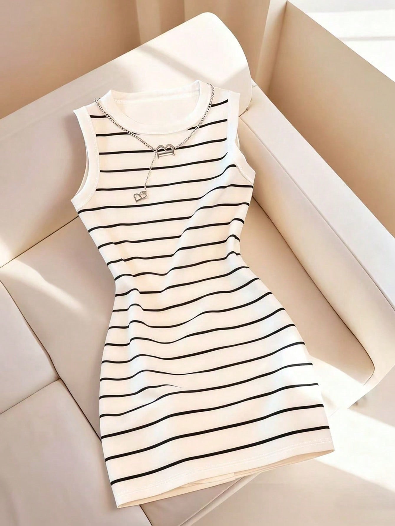 Resyla | Vestido Ajustado de Rayas Sin Mangas