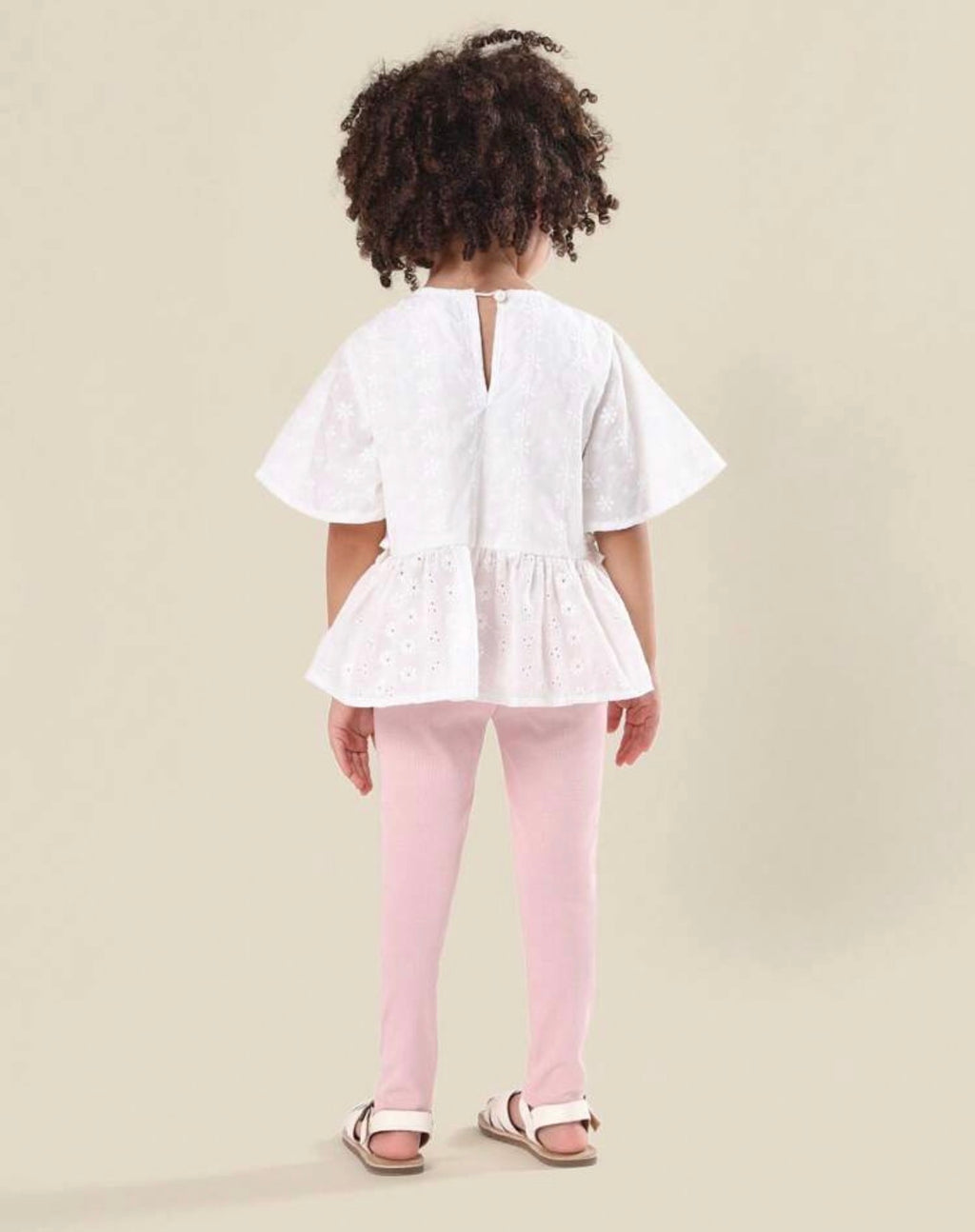 Blusa Niña Manga Corta con Volante y Bordado Ojal – SUMWON