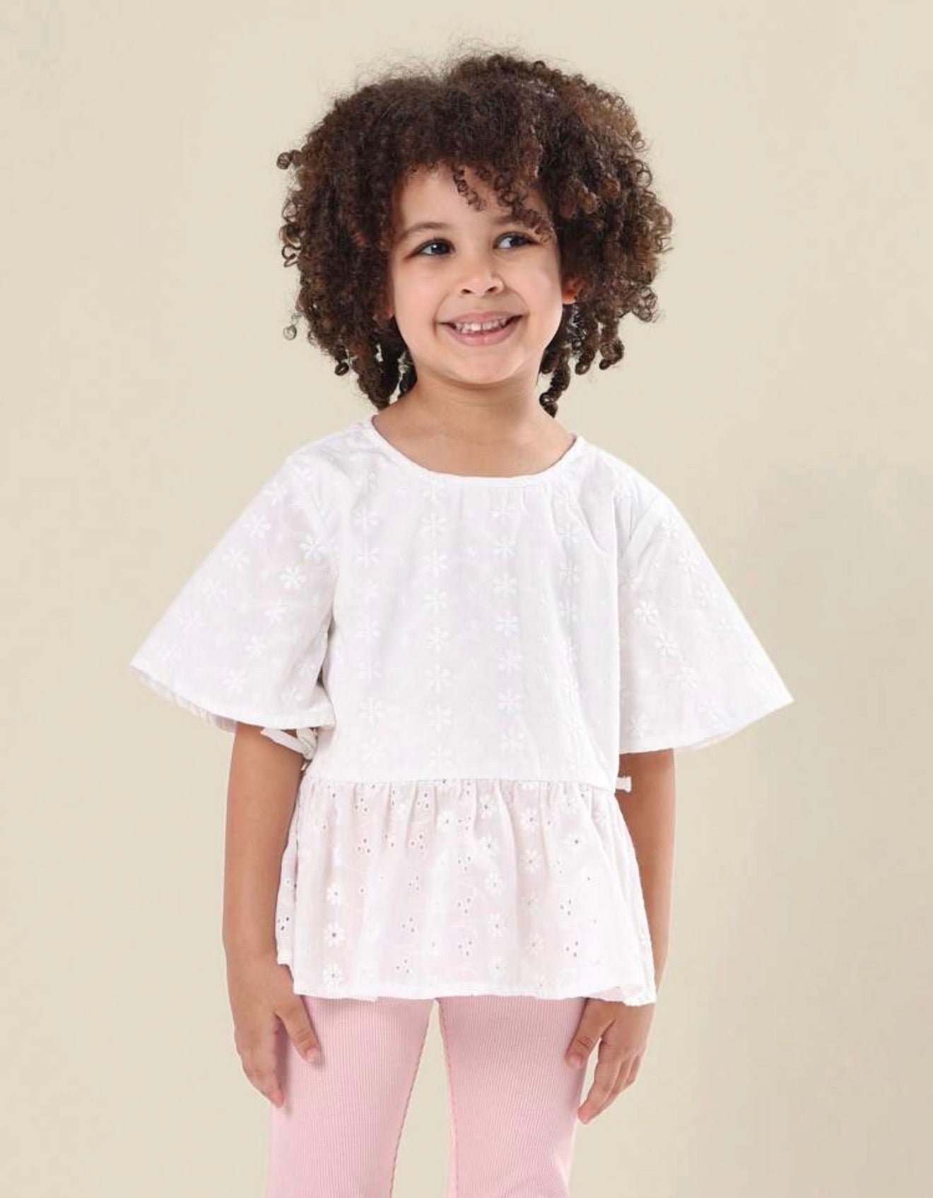 Blusa Niña Manga Corta con Volante y Bordado Ojal – SUMWON