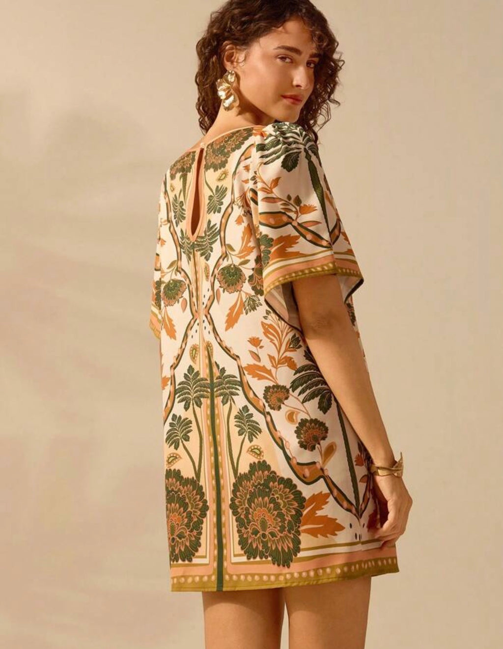 CAJUNI Vestido Corto Bohemio con Espalda Abierta y Estampado Tropical – Manga con Volantes