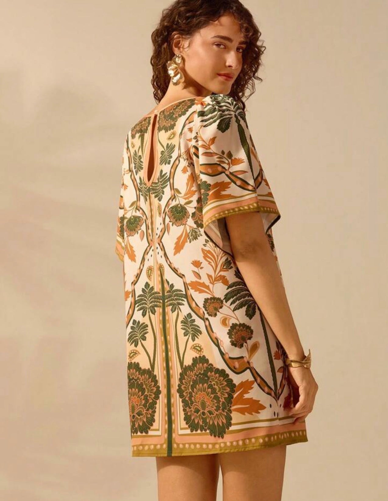 CAJUNI Vestido Corto Bohemio con Espalda Abierta y Estampado Tropical – Manga con Volantes