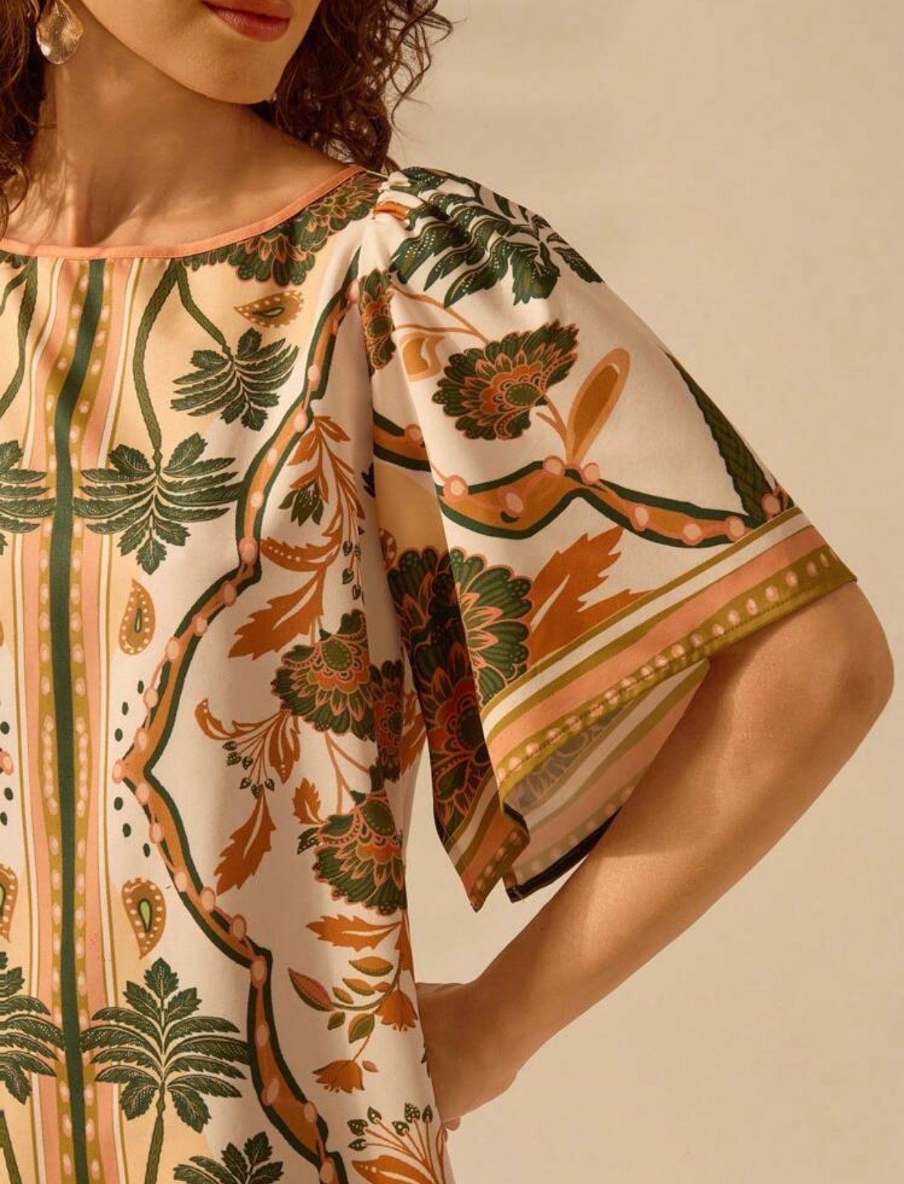 CAJUNI Vestido Corto Bohemio con Espalda Abierta y Estampado Tropical – Manga con Volantes