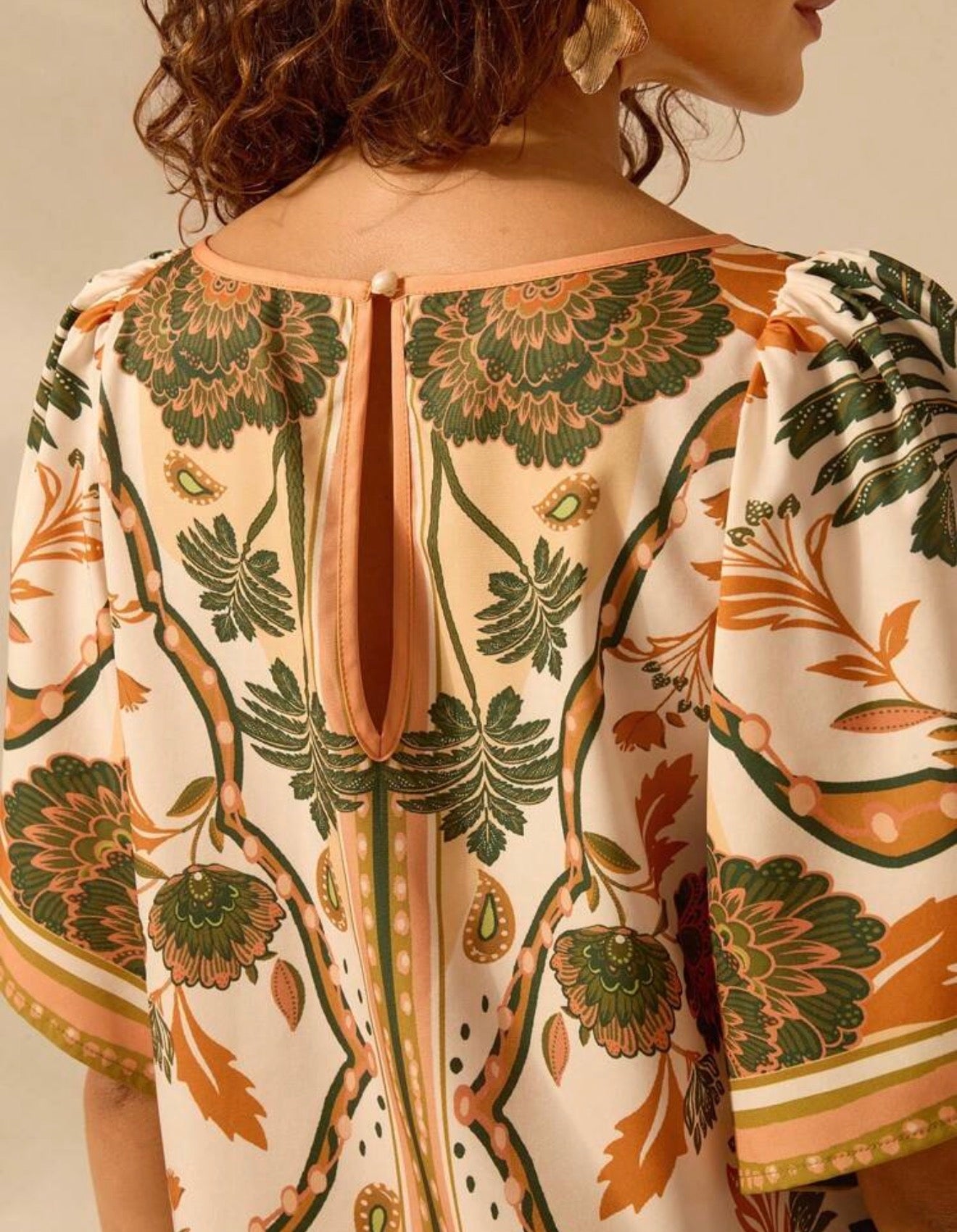 CAJUNI Vestido Corto Bohemio con Espalda Abierta y Estampado Tropical – Manga con Volantes