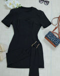 Vestido Mini Negro con Detalle Dorado – Cintura Ceñida