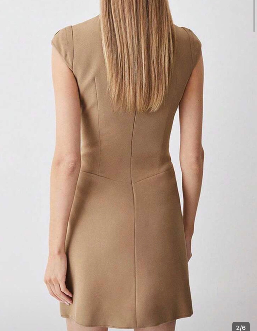 Vestido Mini Beige con Falda Plisada – Cuello Alto
