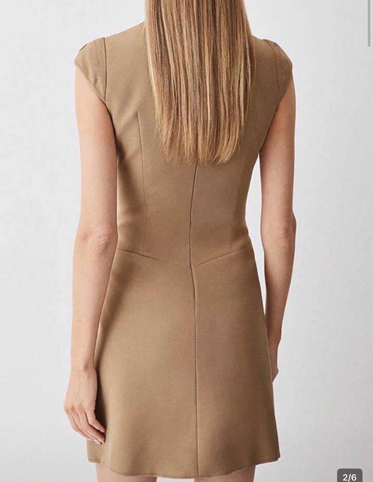 Vestido Mini Beige con Falda Plisada – Cuello Alto