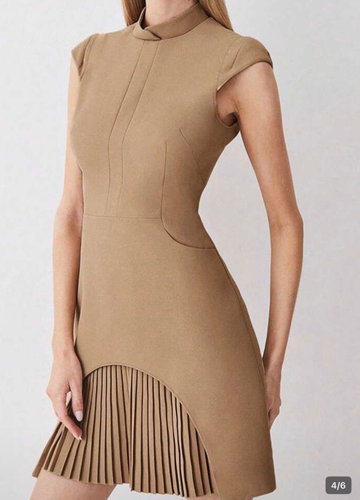 Vestido Mini Beige con Falda Plisada – Cuello Alto