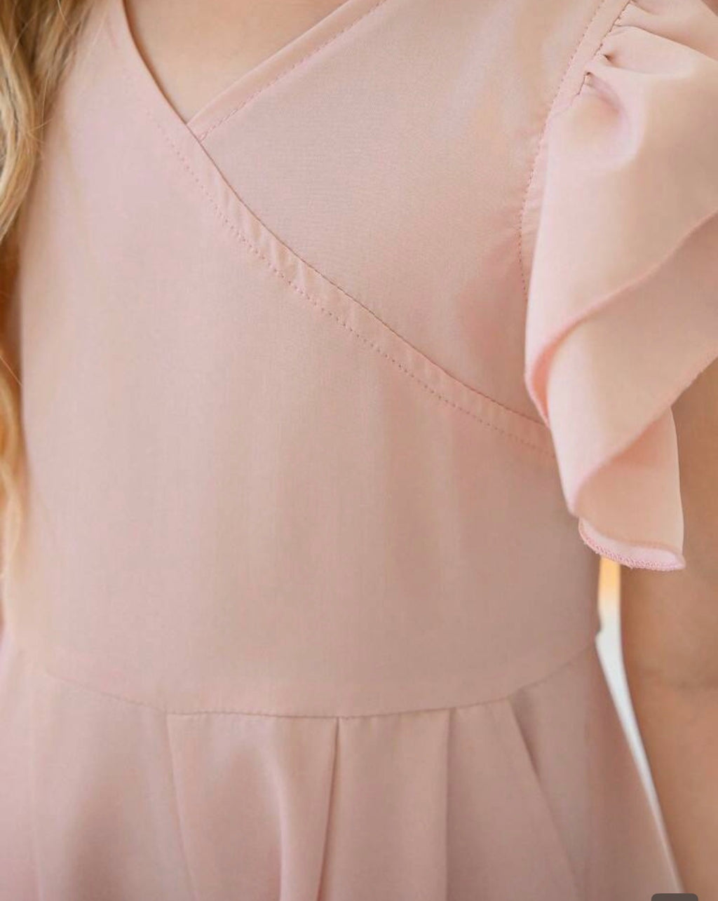 Mono Entallado Rosa con Volantes para Niña – Cuello en V