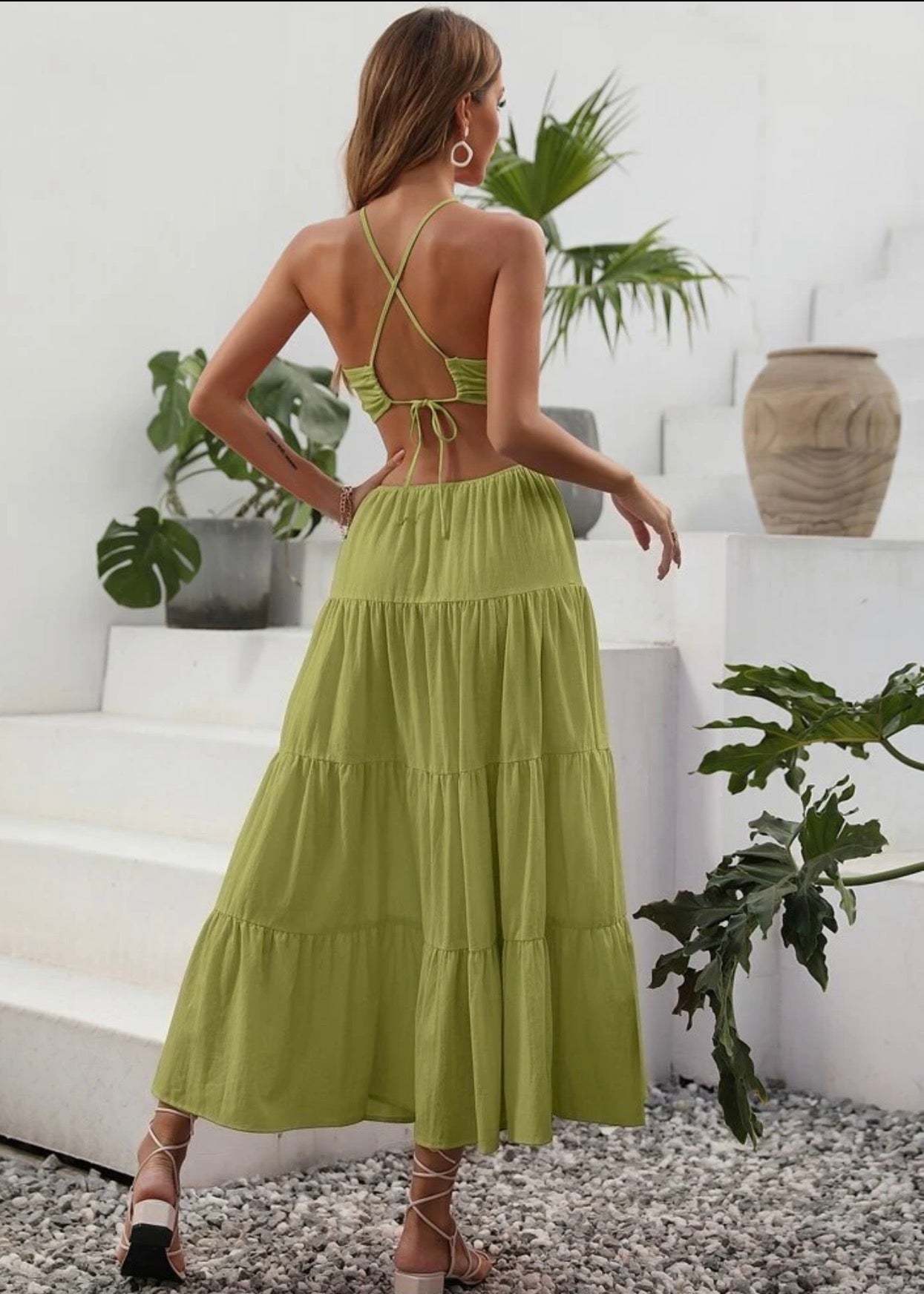 Vestido Largo Verde Halter – Espalda Cruzada, Recortes y Abertura