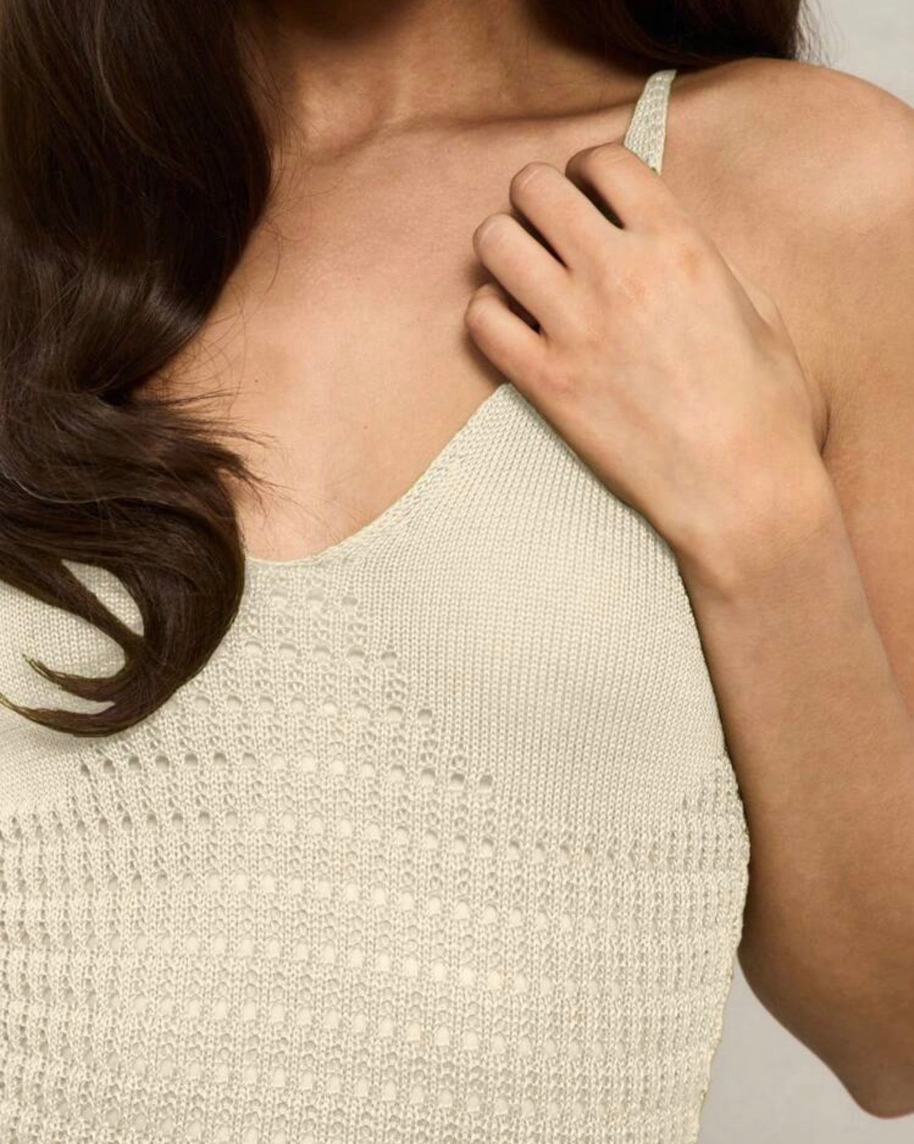 Vestido Mini de Ganchillo Beige con Volantes – Estilo Bohémio