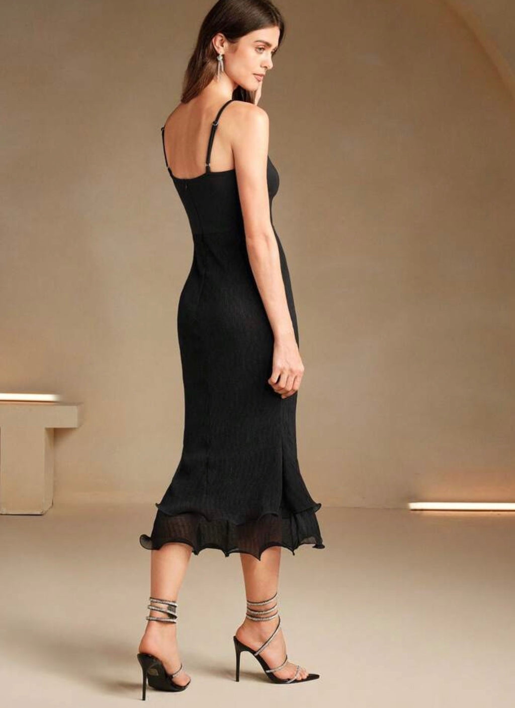 Vestido Negro de Tirantes Corte Sirena – Punto Elegante