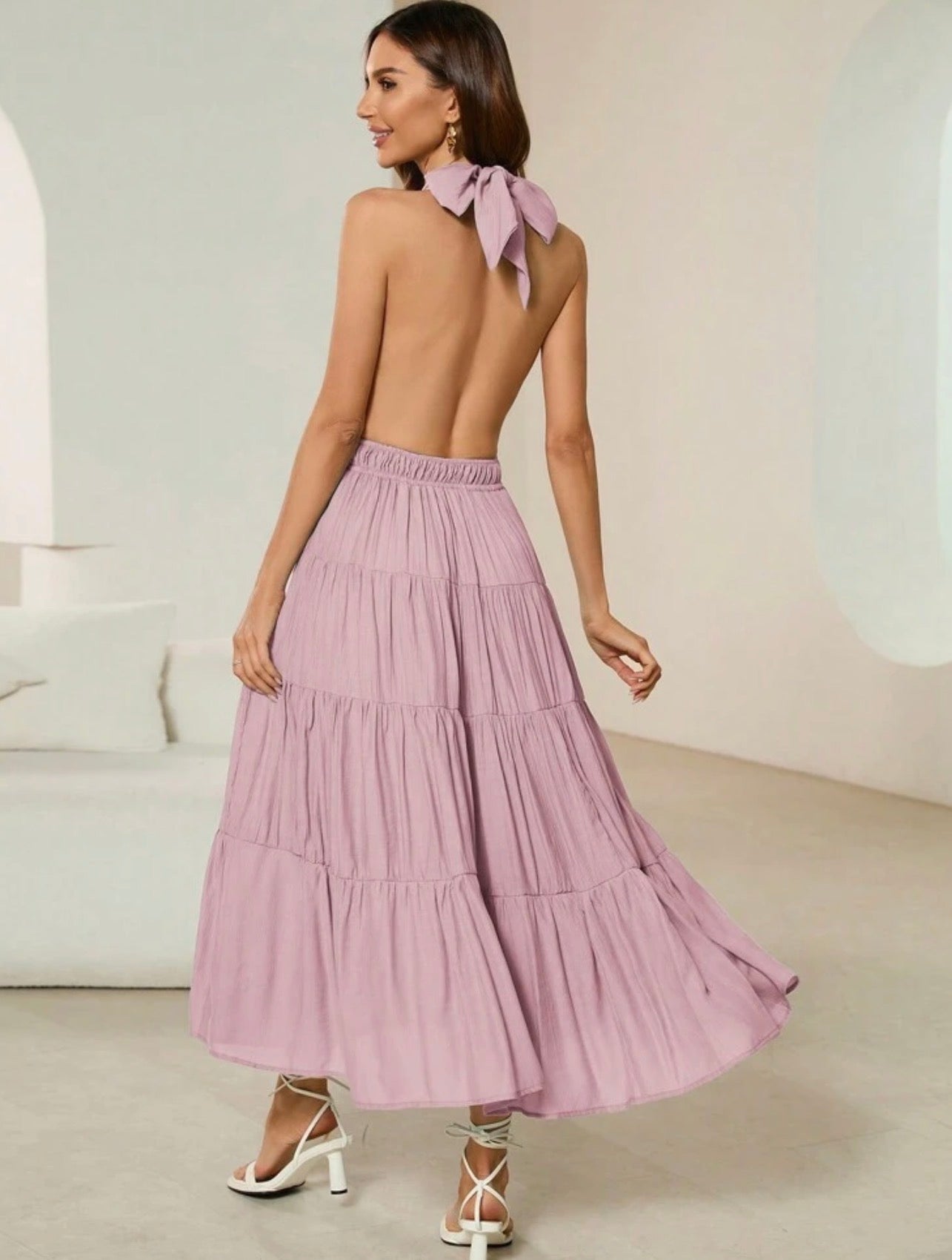 Vestido Halter Lila con Volantes y Espalda Abierta – Color Único