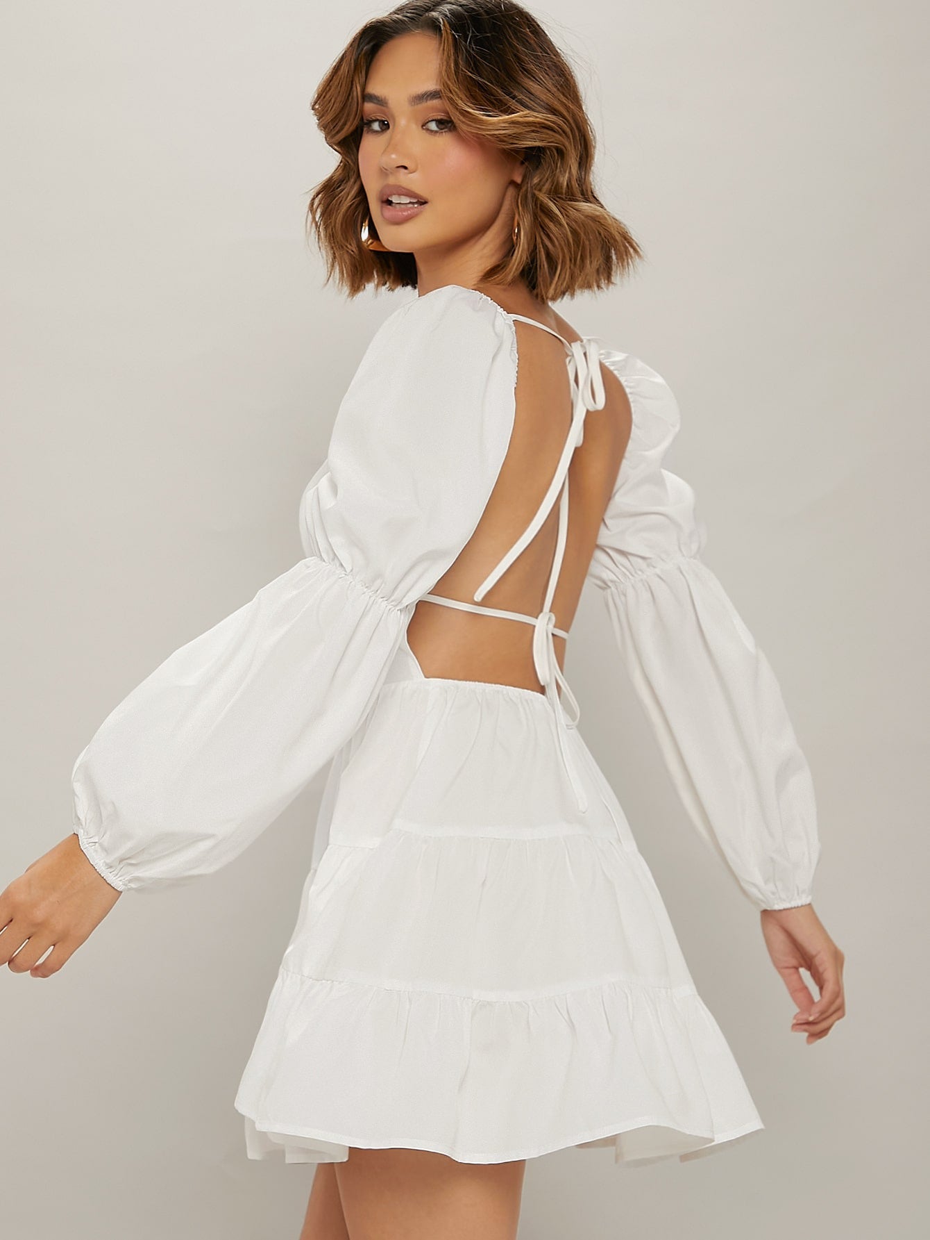 Vestido Blanco con Mangas Farol, Volantes y Sin Espalda