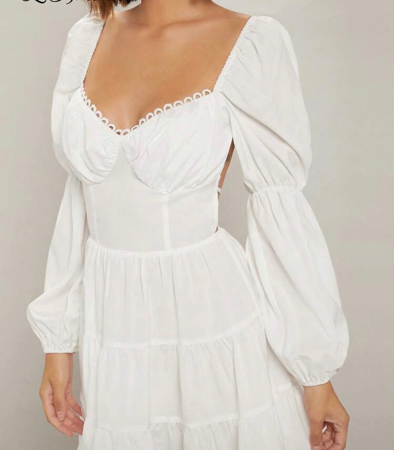 Vestido Blanco con Mangas Farol, Volantes y Sin Espalda