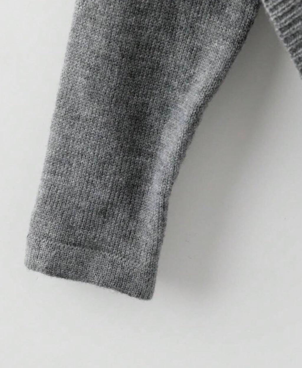 Detalle tejido suéter gris