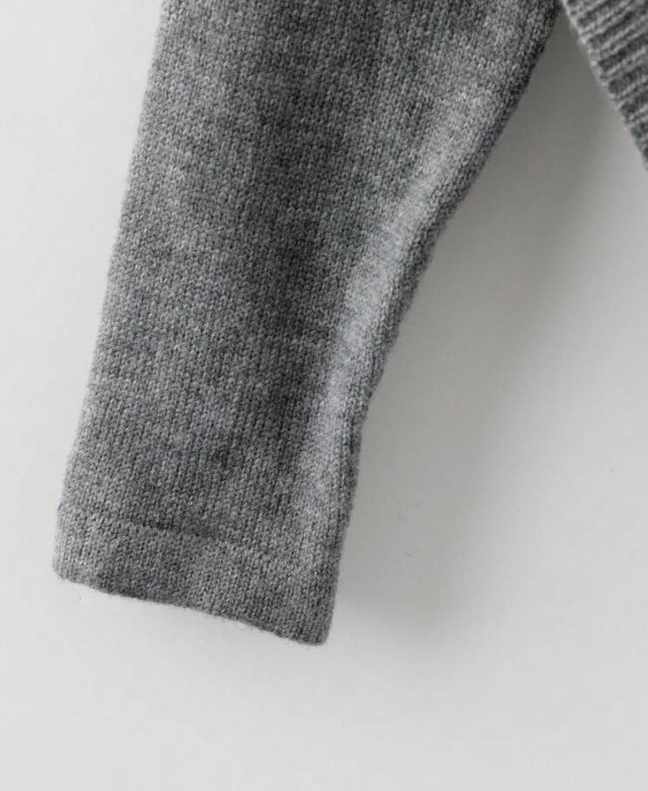 Detalle tejido suéter gris