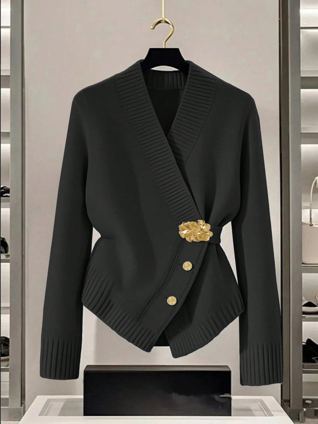 Suéter cardigan negro asimétrico con botones metálicos - vista frontal