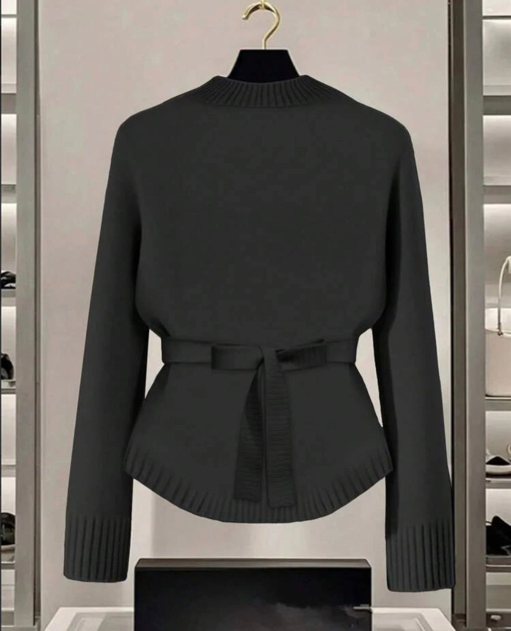 Suéter cardigan negro - vista trasera con cinturón