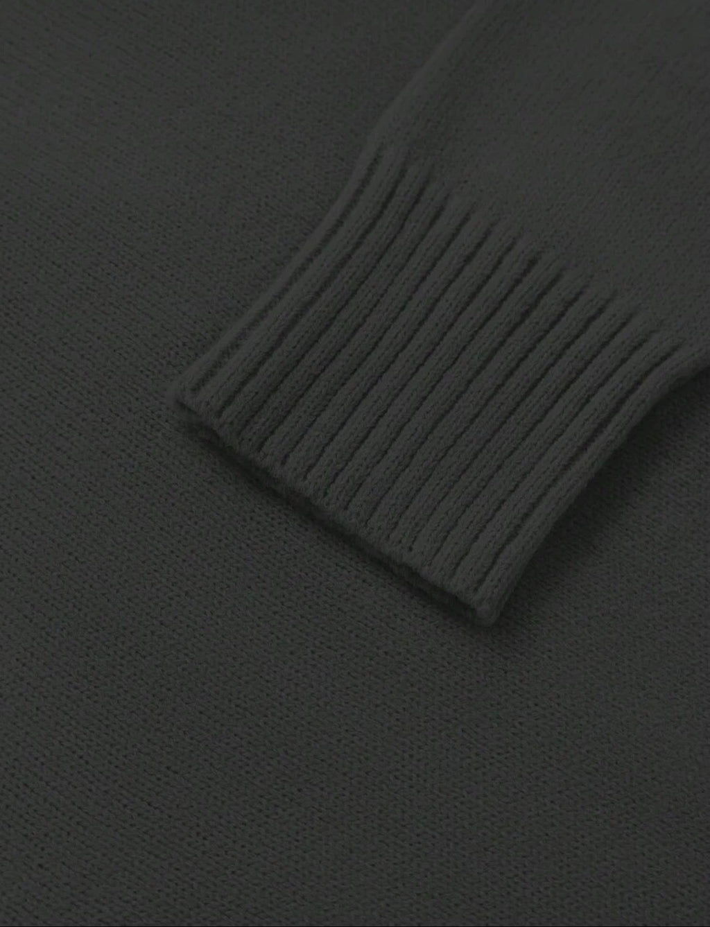 Detalle tejido puño suéter negro