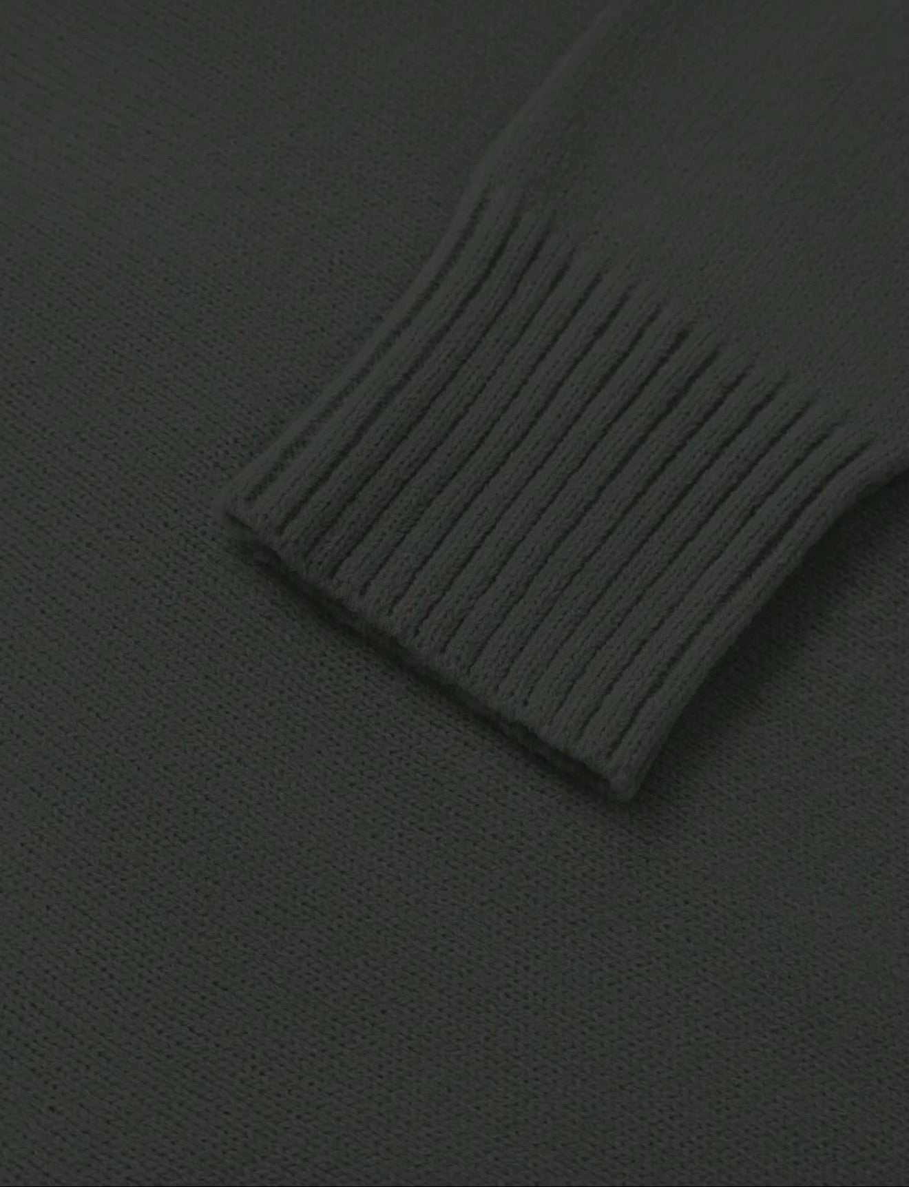 Detalle tejido puño suéter negro