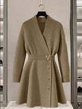 Vestido de punto caqui cuello en V con botones metálicos - vista frontal