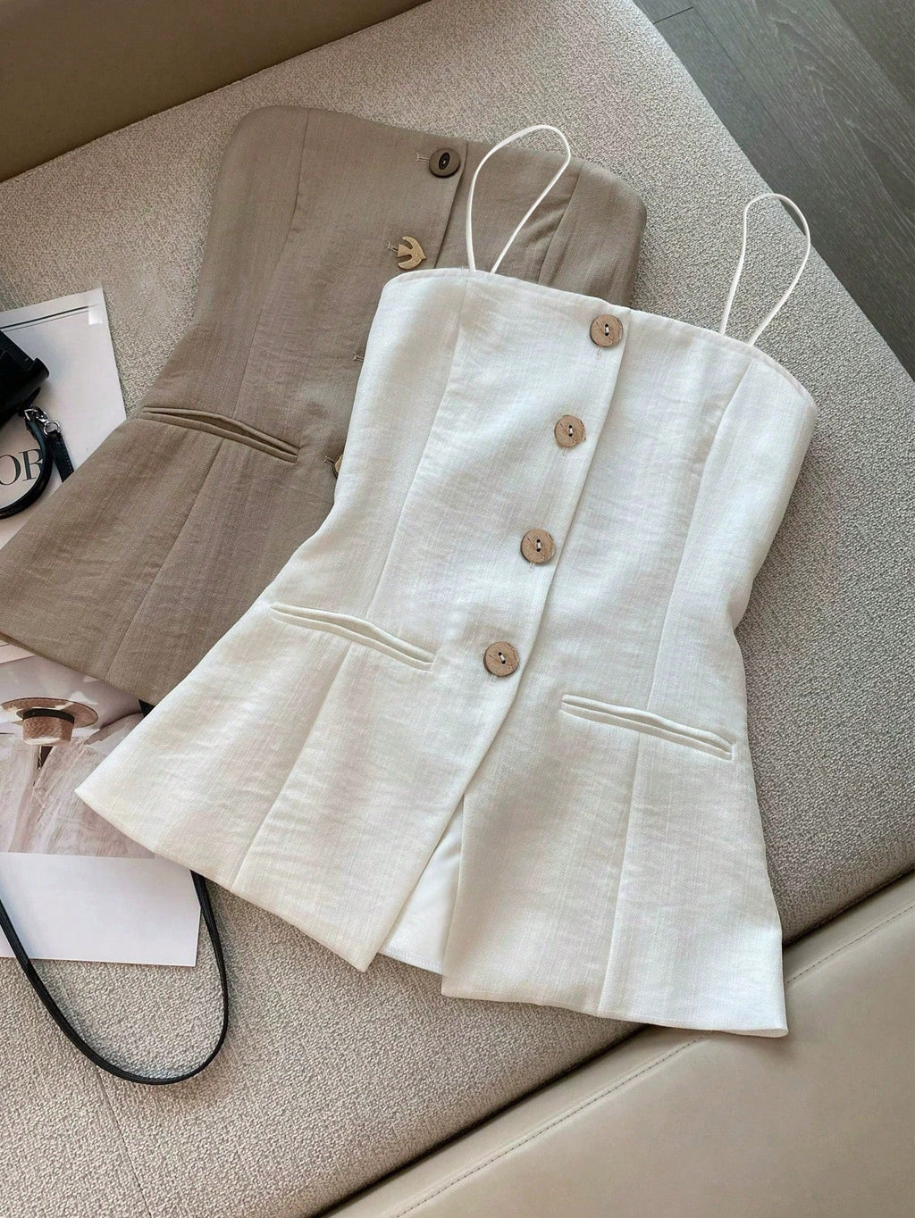 Blusa sin mangas ceñida blanca - vista frontal con botones