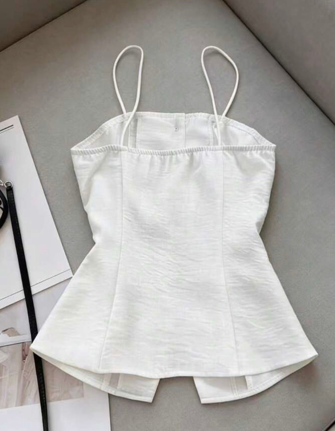 Blusa sin mangas ceñida blanca - vista trasera