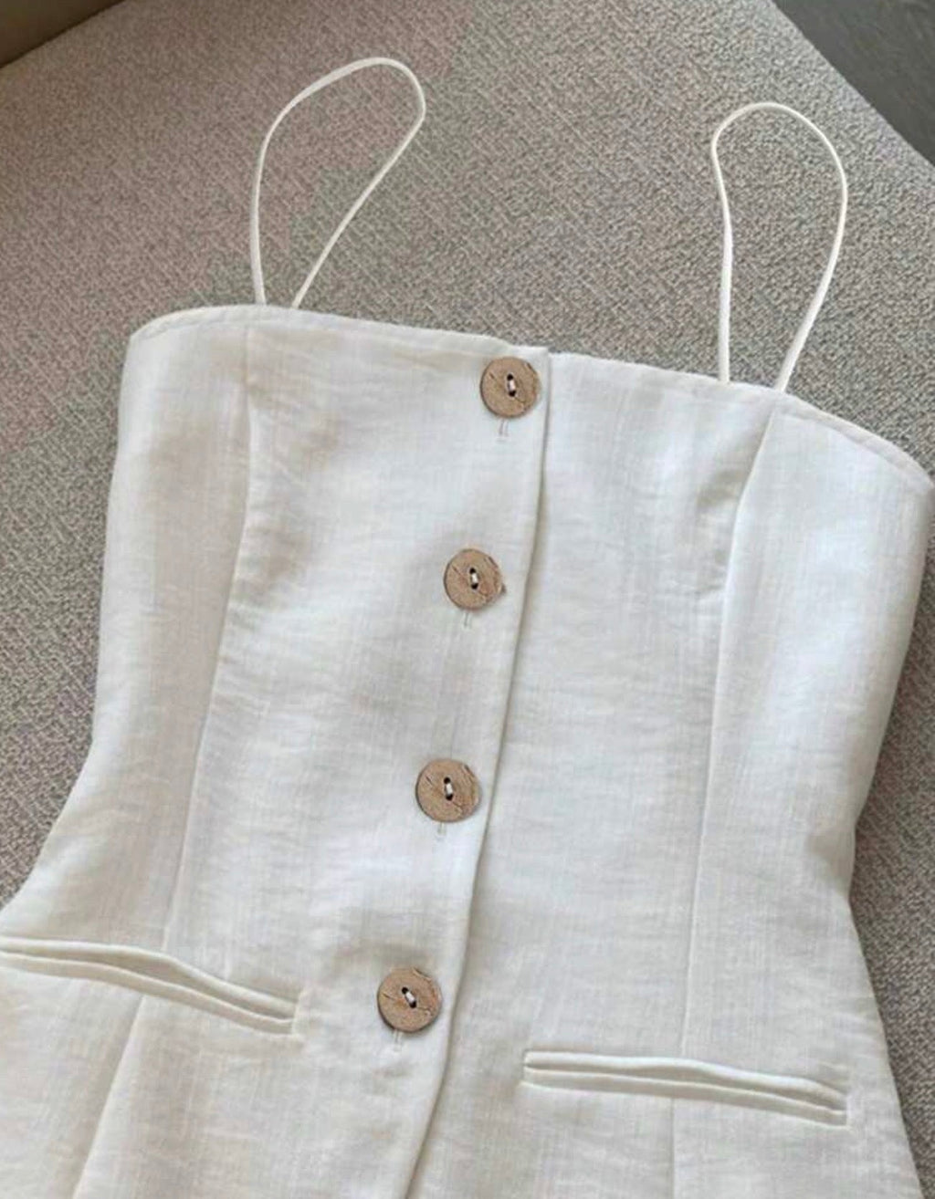 Blusa sin mangas ceñida blanca - detalle botones