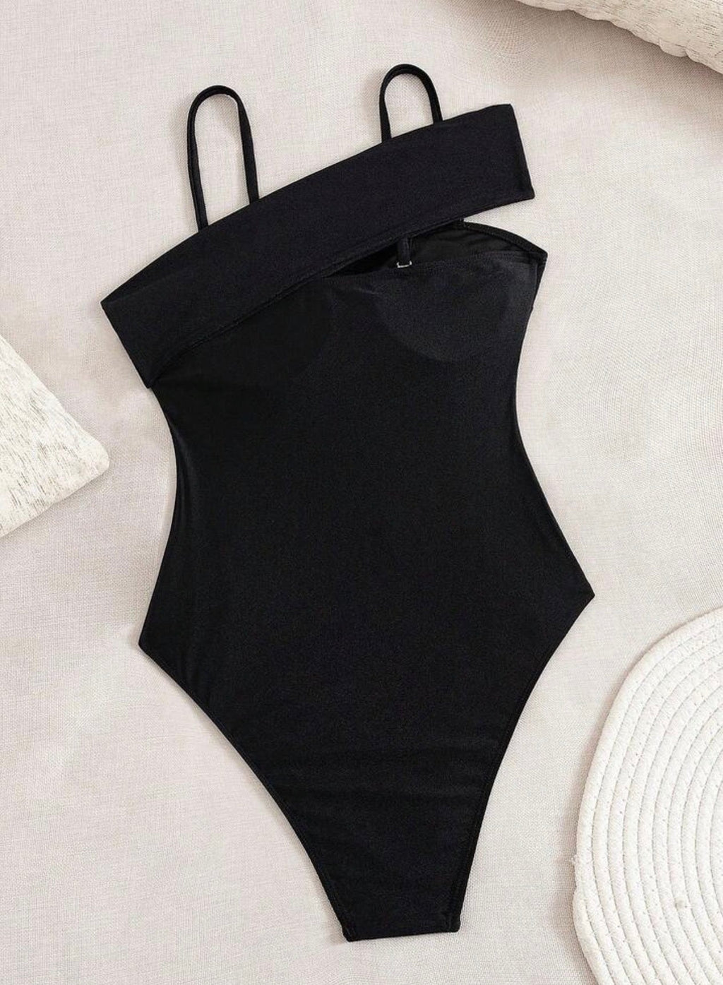 Modelo usando traje de baño negro una pieza hombros caídos Swim Chiccia