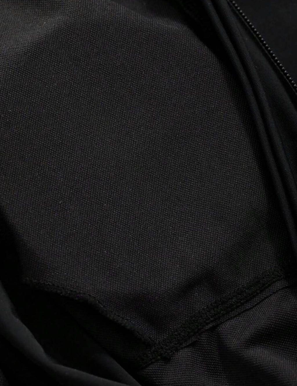 Detalle de tela del traje de buceo negro DAZY