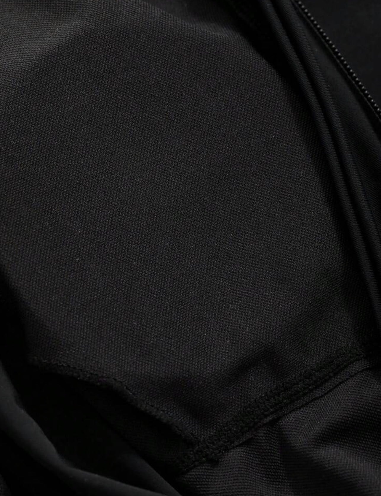 Detalle de tela del traje de baño negro